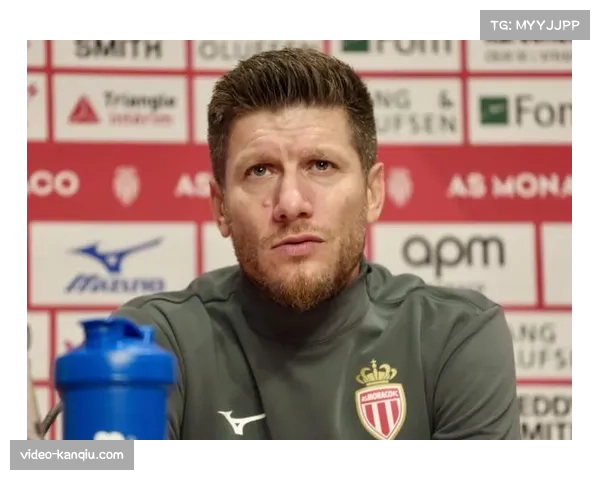 镜头记录：摩纳哥主帅场边用战术板向替补边锋紧急布置新指令